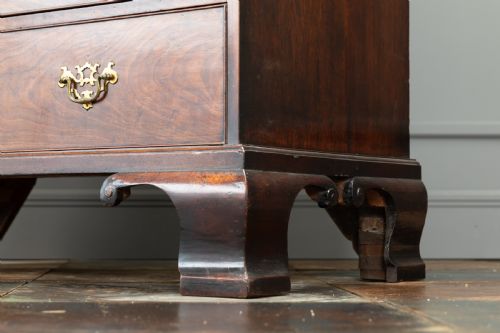 EARLY 18TH CENTURY ENGLISH MAHOGANY CHEST ON CHEST - ADDITIONAL PHOTO 6