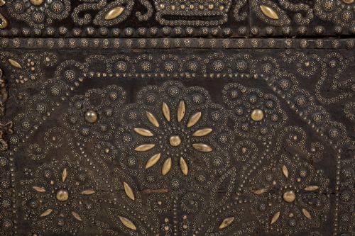 17TH CENTURY FRENCH BRASS STUDDED LEATHER CHEST - ADDITIONAL PHOTO 1