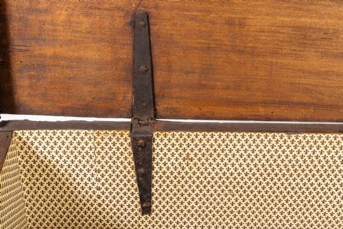18TH CENTURY ITALIAN WALNUT COFFER - ADDITIONAL PHOTO 4