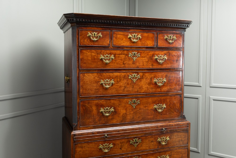 Early 18th Century English Mahogany Chest on Chest View IV