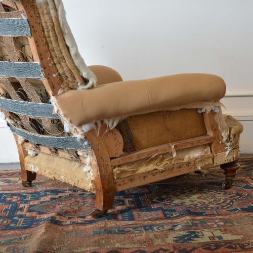 A HOWARD AND SON STYLE CLUB ARMCHAIR - ADDITIONAL PHOTO 9