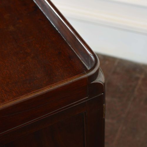 GEORGE II CONCAVE MAHOGANY COMMODE - ADDITIONAL PHOTO 15