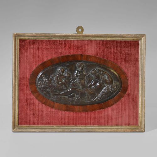 CONTINENTAL BRONZE PLAQUE OF A MUSE WITH TWO PUTTI - ADDITIONAL PHOTO 1
