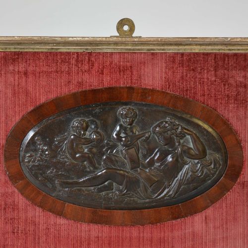 CONTINENTAL BRONZE PLAQUE OF A MUSE WITH TWO PUTTI - ADDITIONAL PHOTO 2