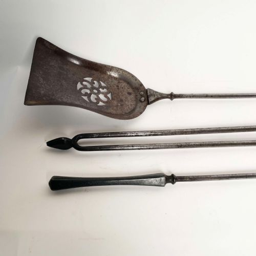 A SET OF 3 GEORGIAN STEEL AND GILT BRASS FIRE IRONS - ADDITIONAL PHOTO 3