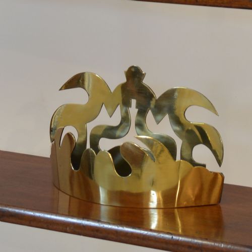 19TH CENTURY ORNATE BRASS 'CROWN' WALL POCKET - ADDITIONAL PHOTO 4