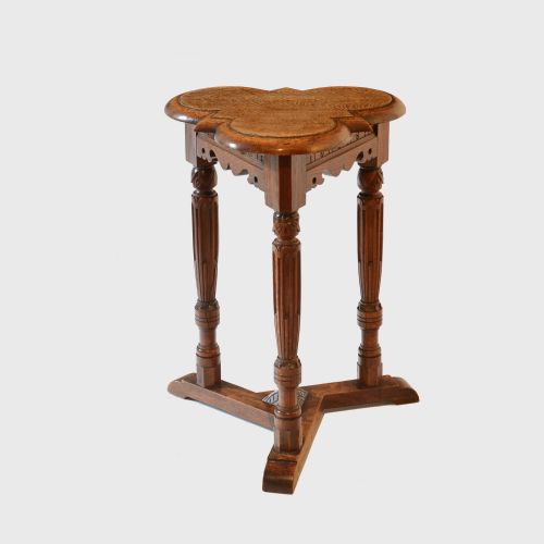 GOTHIC OAK TREFOIL TABLE