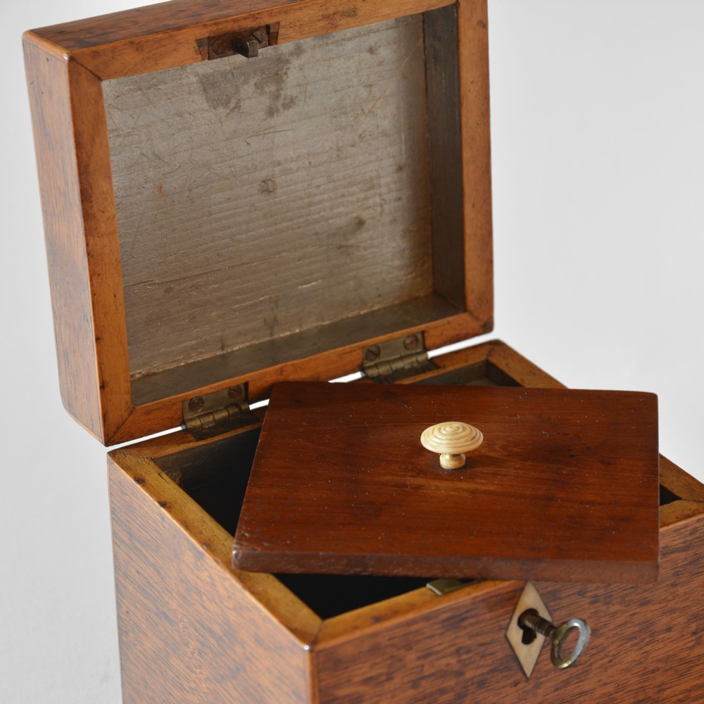 A cubic Georgian mahogany tea caddy featuring boxwood edge stringing, a diamond bone escutcheon, and an iron key. View III