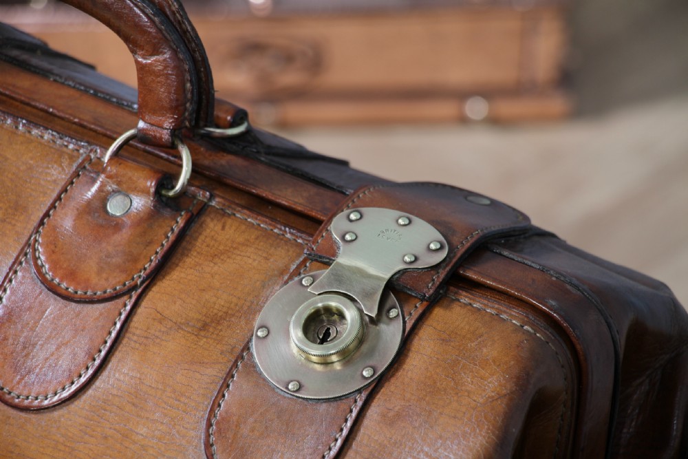 Vintage 1930s Norris Luggage of England Leather Gladstone Bag Lockable with Key View VIII