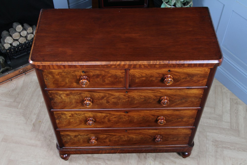 Outstanding Original Antique Victorian Flame Grain Mahogany Chest of 5 Drawers on Turned Legs View XIII