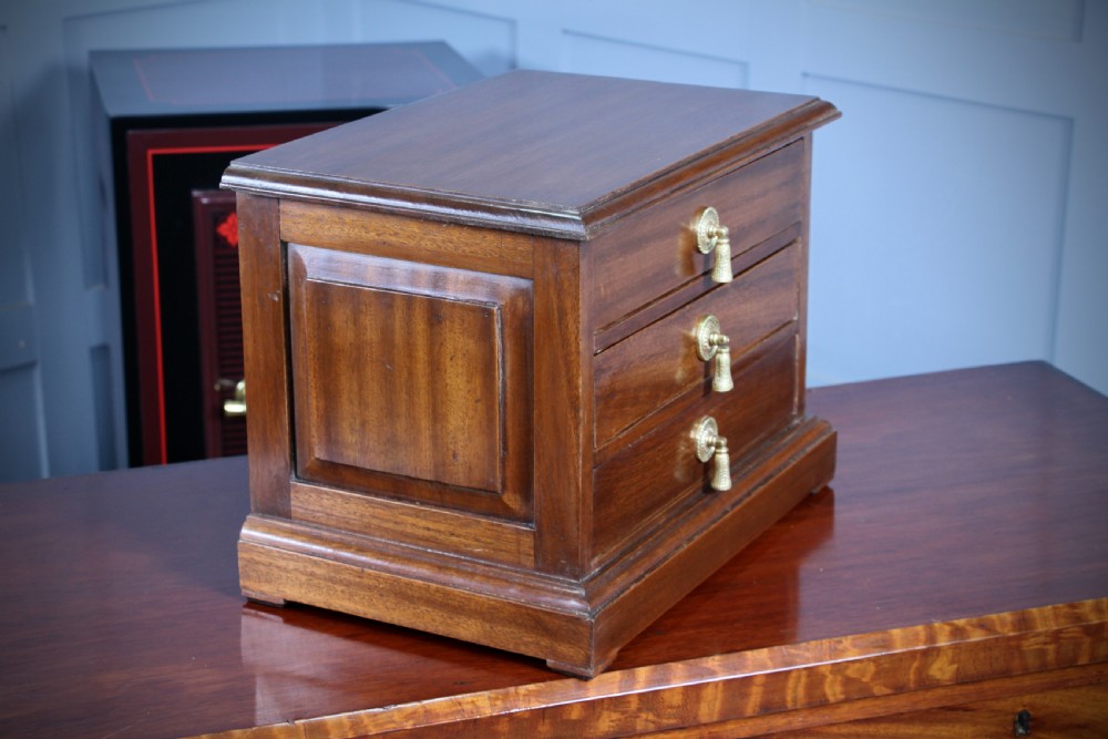 Vintage Solid Mahogany Chest of 3 Drawers Jewellery Box Baise Lined Tassel Pulls View XII
