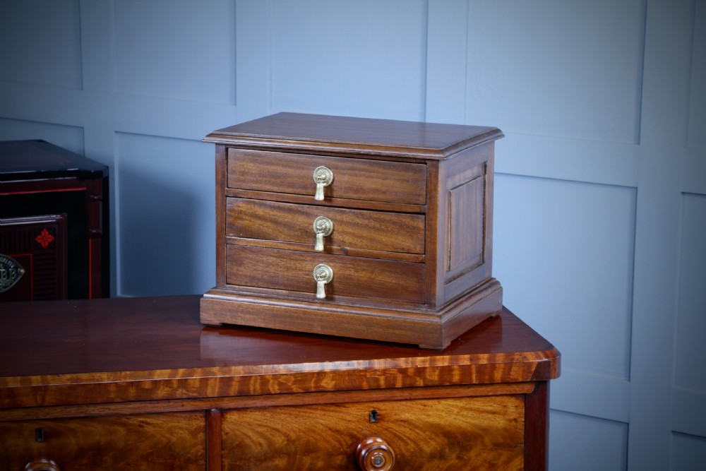 Vintage Solid Mahogany Chest of 3 Drawers Jewellery Box Baise Lined Tassel Pulls View XVI
