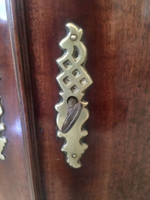 GEORGE III MAHOGANY HANGING BOW FRONT CORNER CABINET - ADDITIONAL PHOTO 2