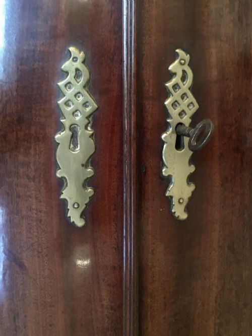 GEORGE III MAHOGANY HANGING BOW FRONT CORNER CABINET - ADDITIONAL PHOTO 10