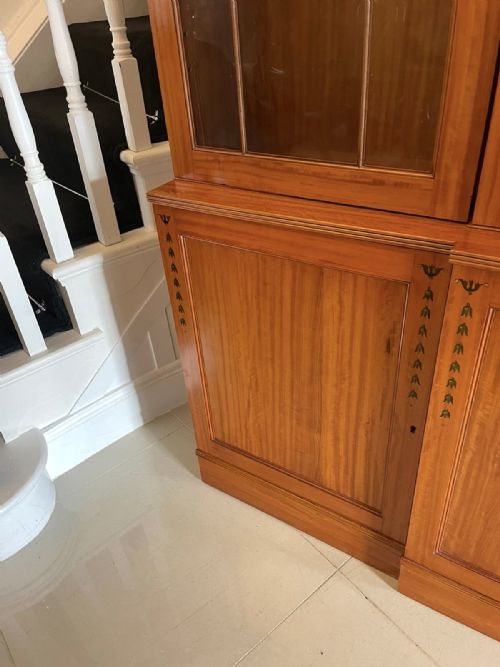 LARGE QUALITY SATINWOOD ASTRAL GLAZED BREAKFRONT DISPLAY CABINET WITH ORIGINAL PAINTED DECORATION - ADDITIONAL PHOTO 6