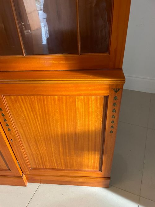 LARGE QUALITY SATINWOOD ASTRAL GLAZED BREAKFRONT DISPLAY CABINET WITH ORIGINAL PAINTED DECORATION - ADDITIONAL PHOTO 7