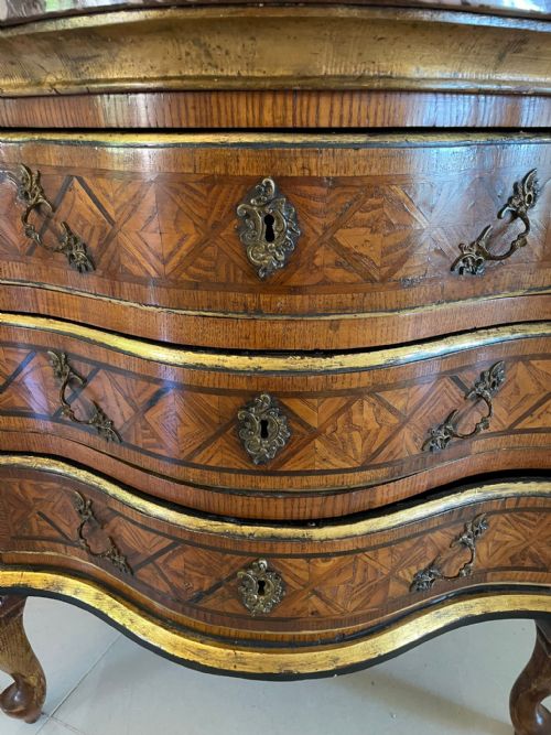 ANTIQUE 18TH CENTURY QUALITY PARQUETRY INLAID SERPENTINE SHAPED MARBLE TOP COMMODE CHEST - ADDITIONAL PHOTO 4