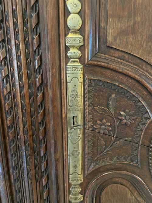 OUTSTANDING QUALITY ANTIQUE 18TH CENTURY CARVED OAK ARMOIREWARDROBE - ADDITIONAL PHOTO 11