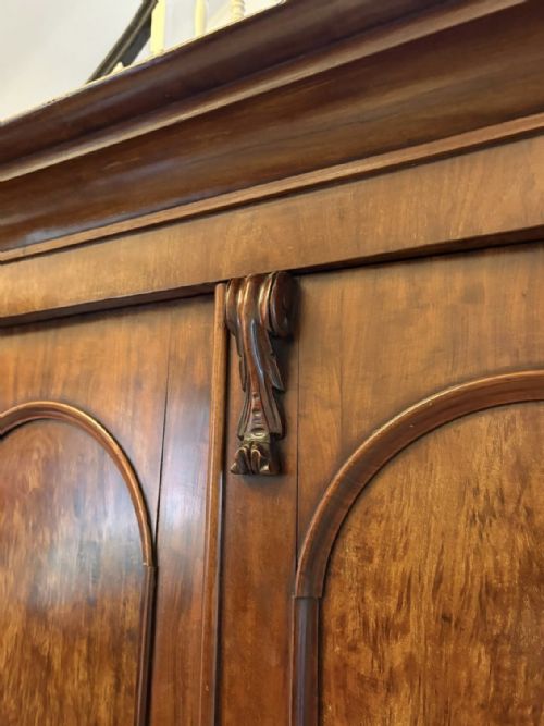ANTIQUE VICTORIAN QUALITY FIGURED MAHOGANY THREE DOOR WARDROBE - ADDITIONAL PHOTO 4