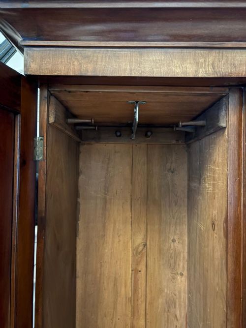 ANTIQUE VICTORIAN QUALITY FIGURED MAHOGANY THREE DOOR WARDROBE - ADDITIONAL PHOTO 6