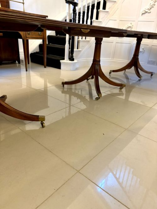 ANTIQUE FIGURED MAHOGANY QUALITY THREEPILLAR 1618 SEATER EXTENDING DINING TABLE - ADDITIONAL PHOTO 6