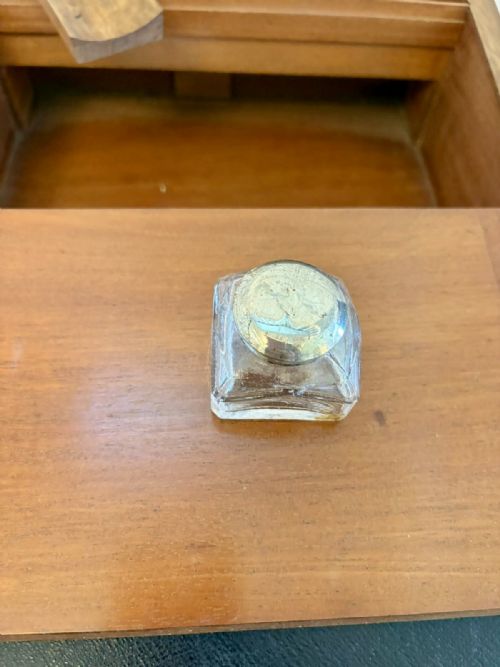 ANTIQUE VICTORIAN FIGURED WALNUT WRITING SLOPE LAP DESK WITH FITTED INTERIOR - ADDITIONAL PHOTO 10