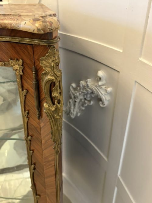 ANTIQUE EXCEPTIONAL FRENCH KINGWOOD SERPENTINE CORNER DISPLAY CABINET WITH MARBLE TOP AND ORMOLU MOUNTS - ADDITIONAL PHOTO 9