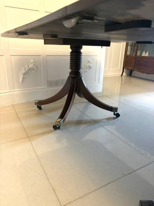ANTIQUE GEORGIAN FIGURED MAHOGANY 3 PILLAR EXTENDING DINING TABLE CIRCA 1800 12 SEATER - ADDITIONAL PHOTO 7