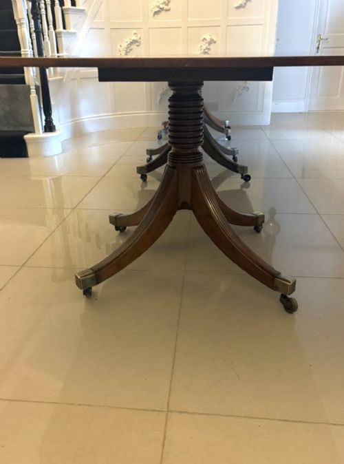 ANTIQUE GEORGIAN FIGURED MAHOGANY 3 PILLAR EXTENDING DINING TABLE CIRCA 1800 12 SEATER - ADDITIONAL PHOTO 12
