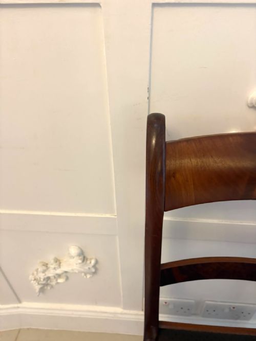 ANTIQUE REGENCY SET OF FOUR MAHOGANY BAR BACK DINING CHAIRS WITH SABRE LEGS - ADDITIONAL PHOTO 4