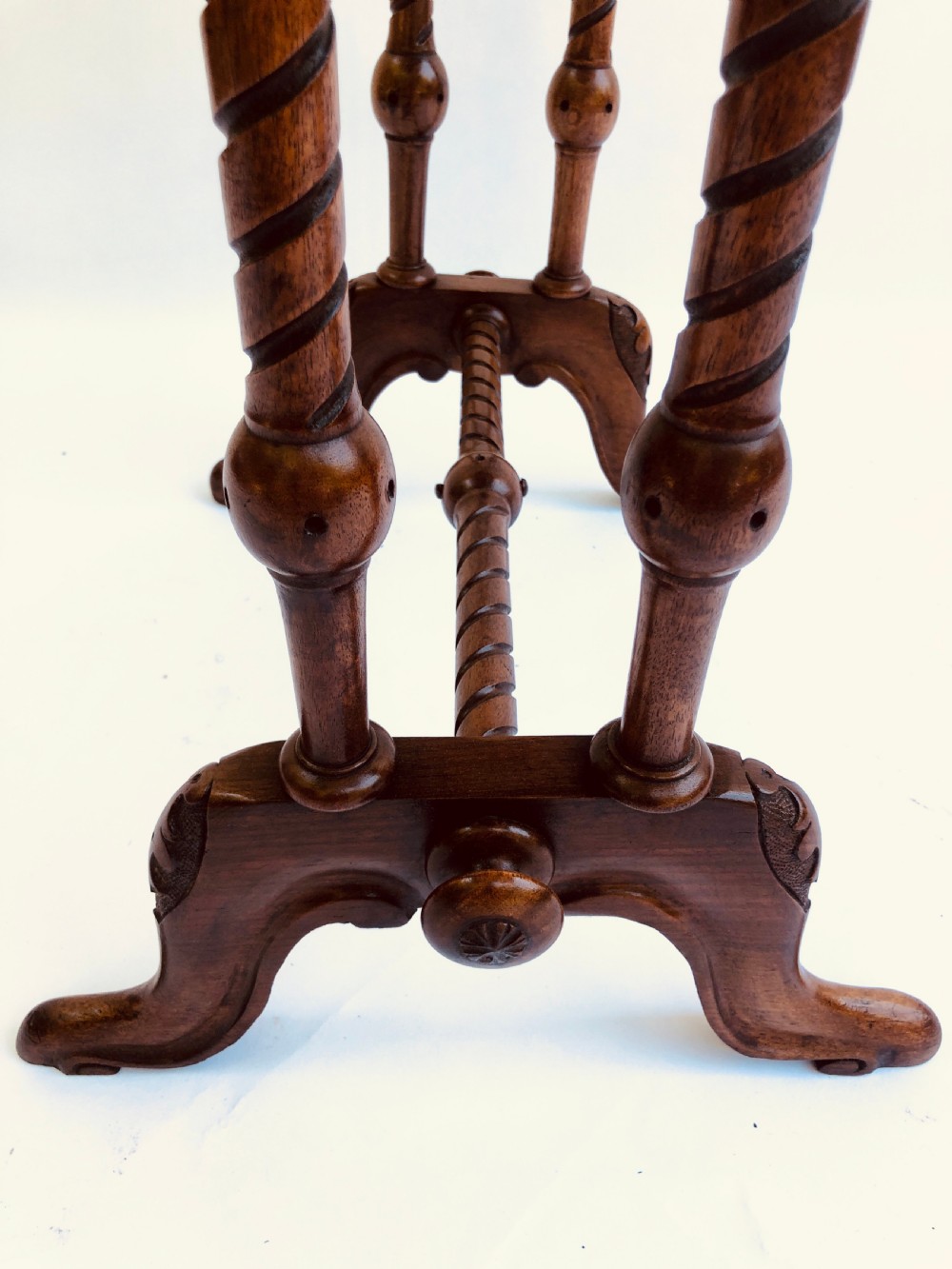 Quality Victorian Burr Walnut Oval Lamp/Side Table View X