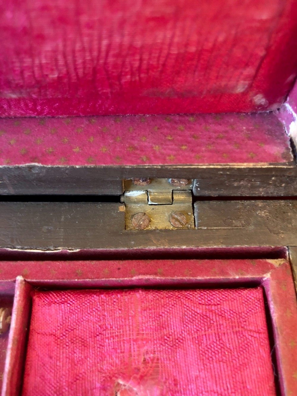 A rectangular dark rosewood box featuring mother-of-pearl roundels, inlaid stringing borders, and a mother-of-pearl keyhole escutcheon. View IX