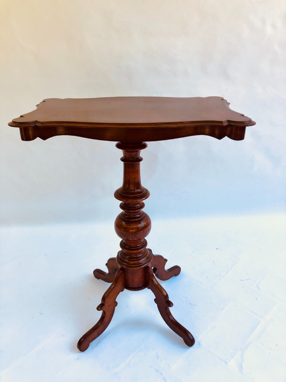 Quality Shaped Antique Mahogany Lamp/Side Table
