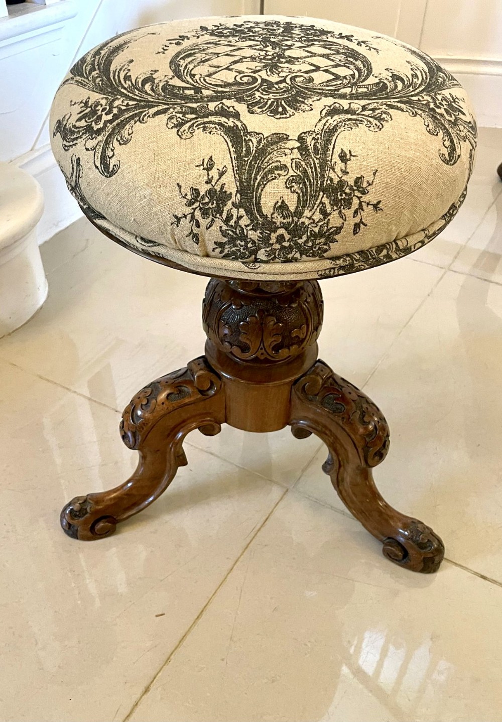 Quality Antique Victorian Carved Walnut Revolving Piano Stool 