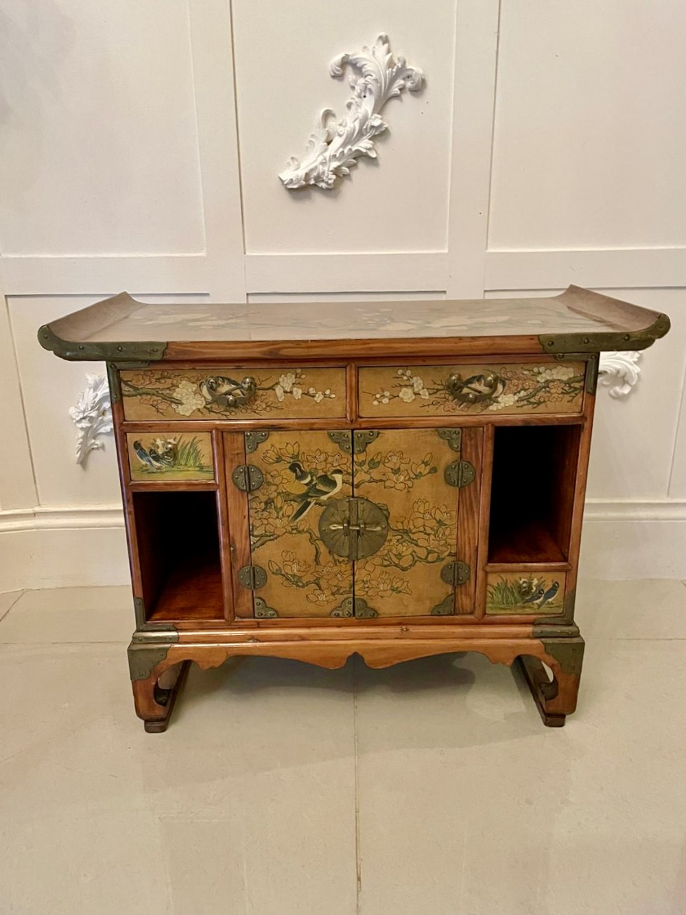  Fine Quality Antique Japanese Floral Decorated Table Cabinet 

