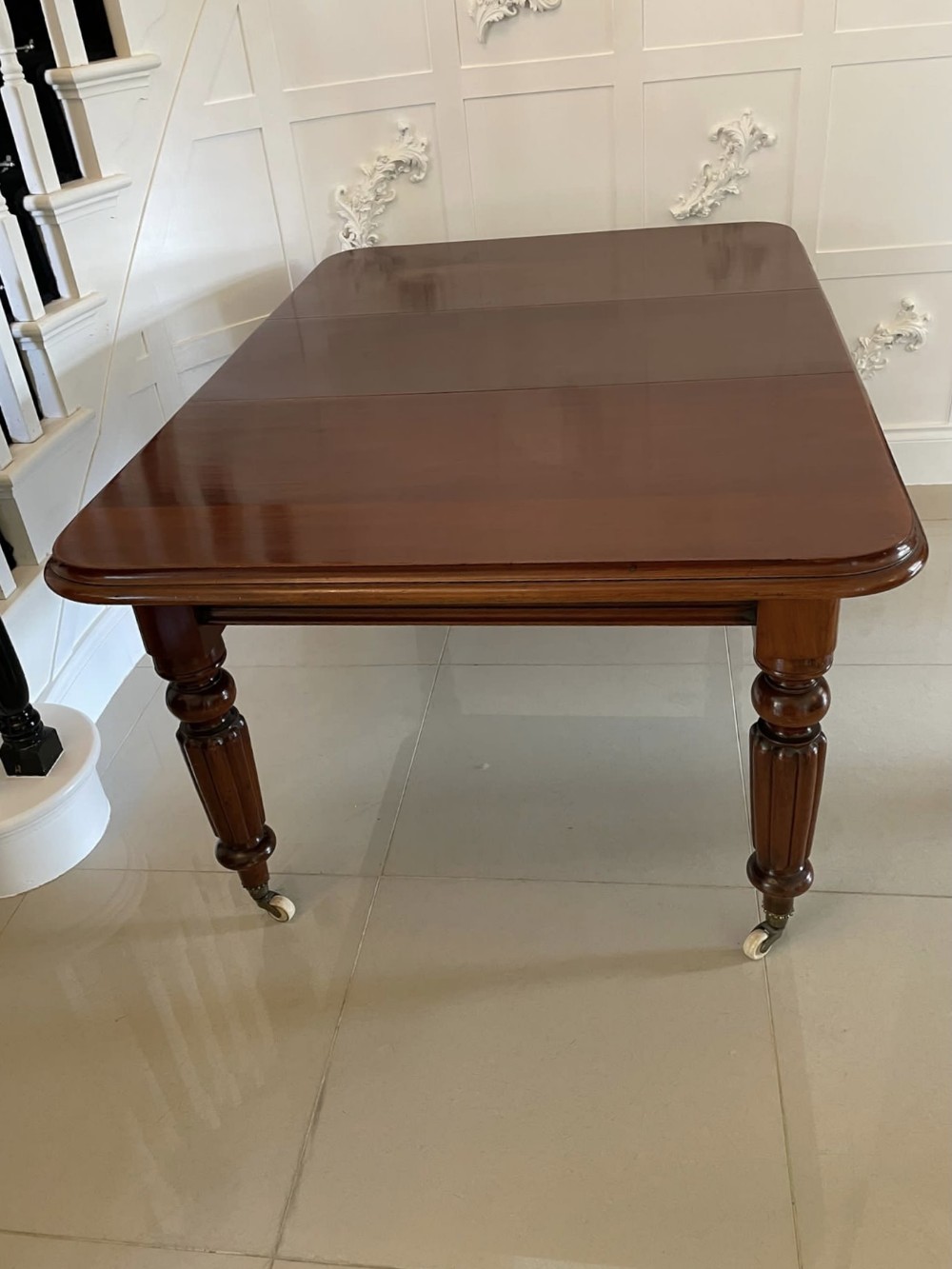  Antique Victorian Quality Mahogany Extending Dining Table 
