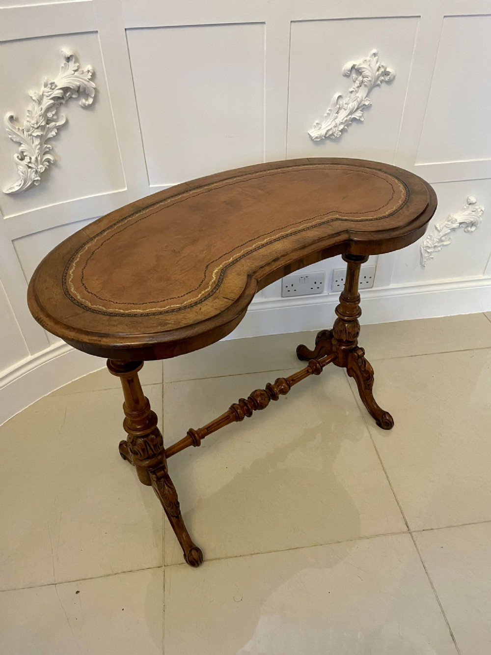 Antique Victorian Quality Burr Walnut Kidney Shaped Writing Table 
