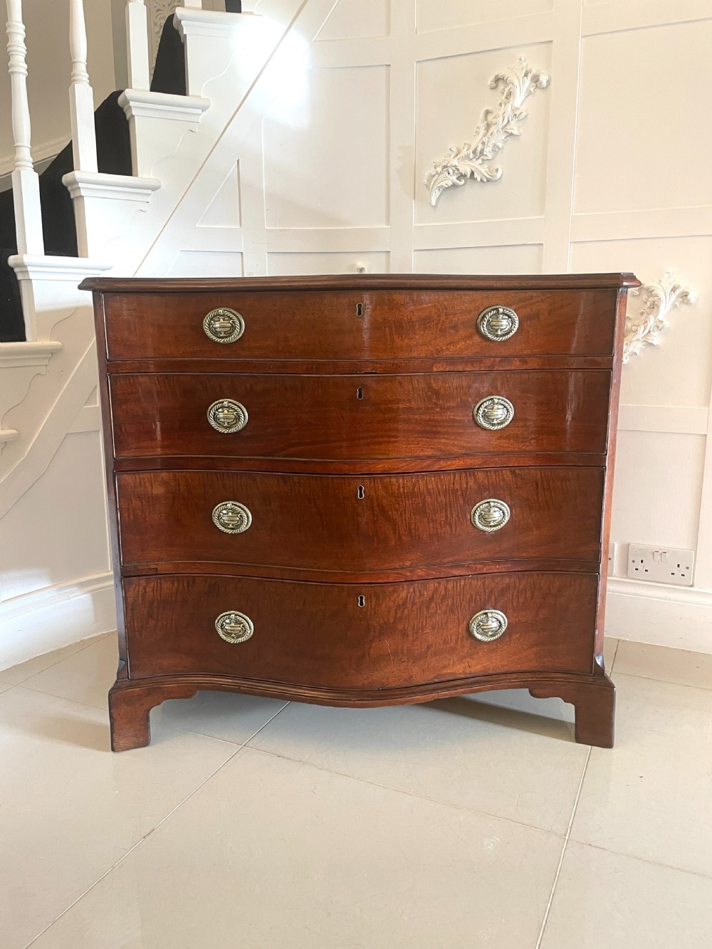 Antique George III Quality Mahogany Serpentine Fronted Chest of Drawers 