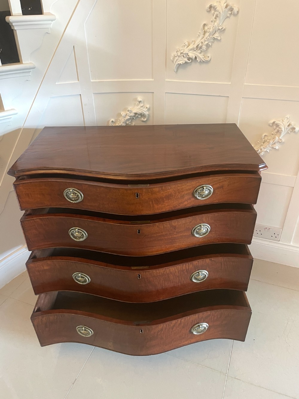 Antique George III Quality Mahogany Serpentine Fronted Chest of Drawers  View VI
