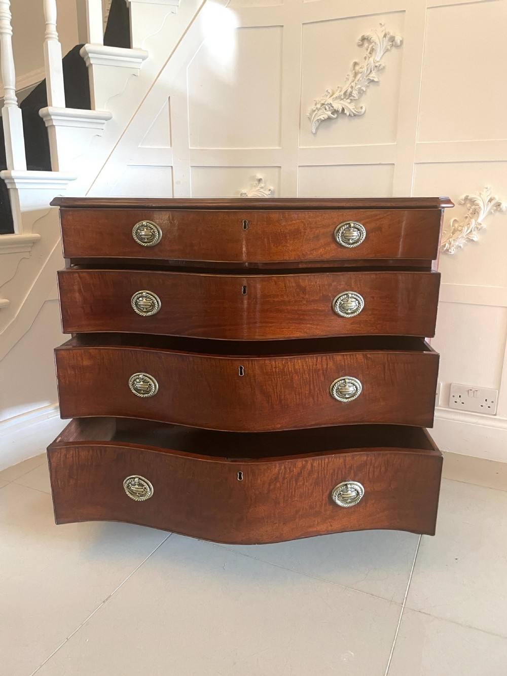 Antique George III Quality Mahogany Serpentine Fronted Chest of Drawers  View VII