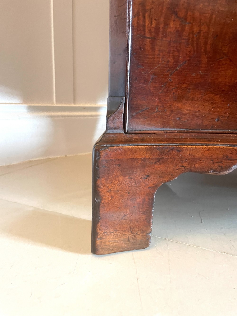 Antique George III Quality Mahogany Serpentine Fronted Chest of Drawers  View IX