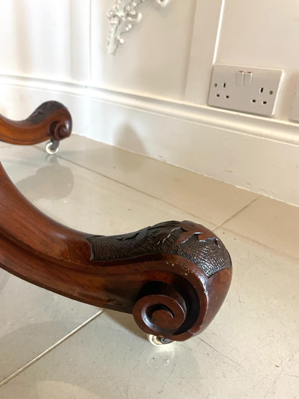 Outstanding Quality Antique 6 Seater Victorian Burr Walnut Centre/Dining Table 71 x 143 x 108cm View XII