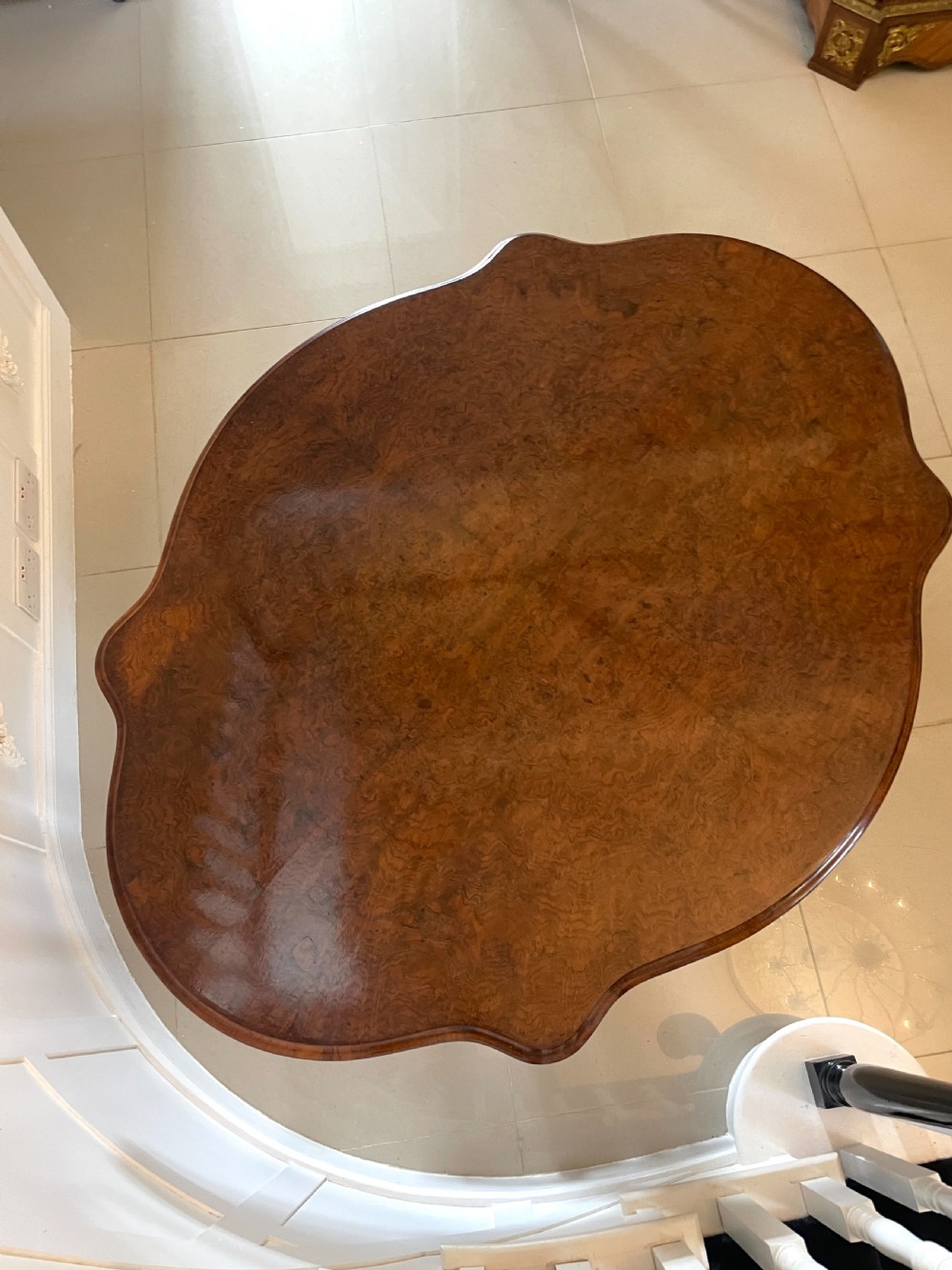 Outstanding Quality Antique 6 Seater Victorian Burr Walnut Centre/Dining Table 71 x 143 x 108cm View IV
