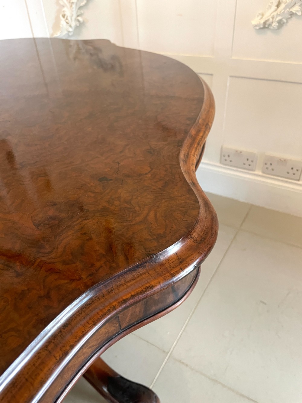 Outstanding Quality Antique 6 Seater Victorian Burr Walnut Centre/Dining Table 71 x 143 x 108cm View VI