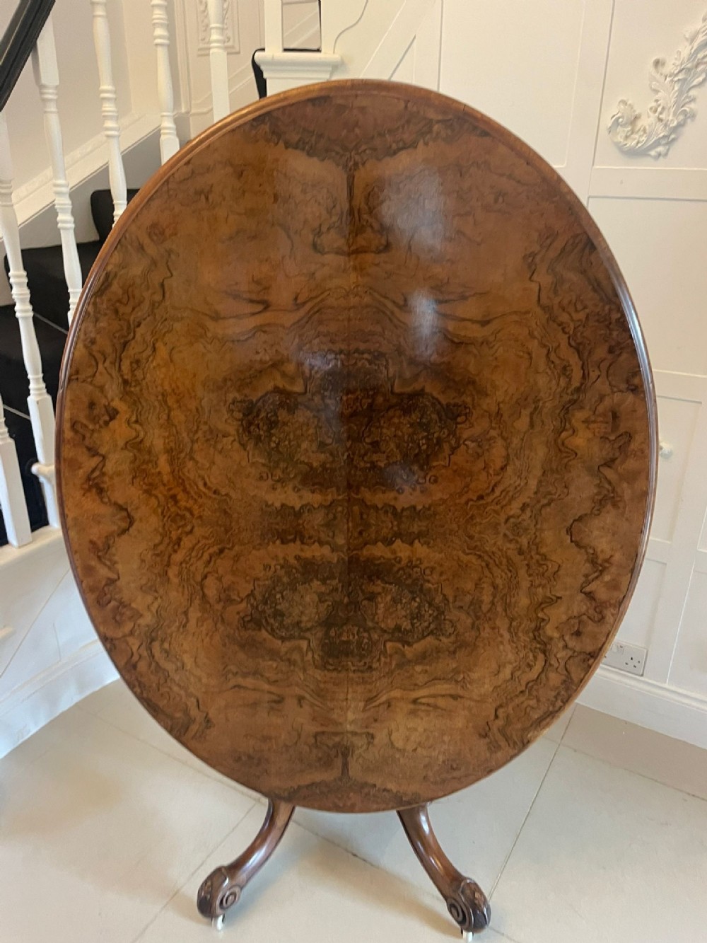 Fine Antique 19th Century Victorian Burr Walnut Oval Centre/Dining Table