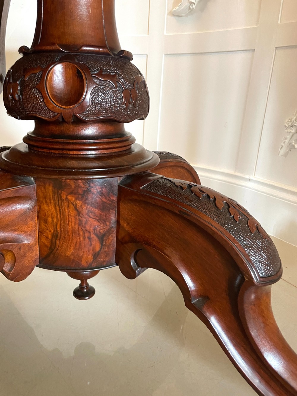 Outstanding Quality Antique 6 Seater Victorian Burr Walnut Centre/Dining Table 71 x 143 x 108cm View XIII