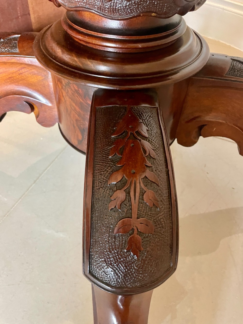 Outstanding Quality Antique 6 Seater Victorian Burr Walnut Centre/Dining Table 71 x 143 x 108cm View XIV