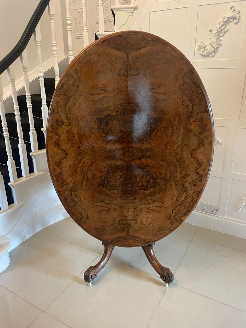 Fine Antique 19th Century Victorian Burr Walnut Oval Centre/Dining Table