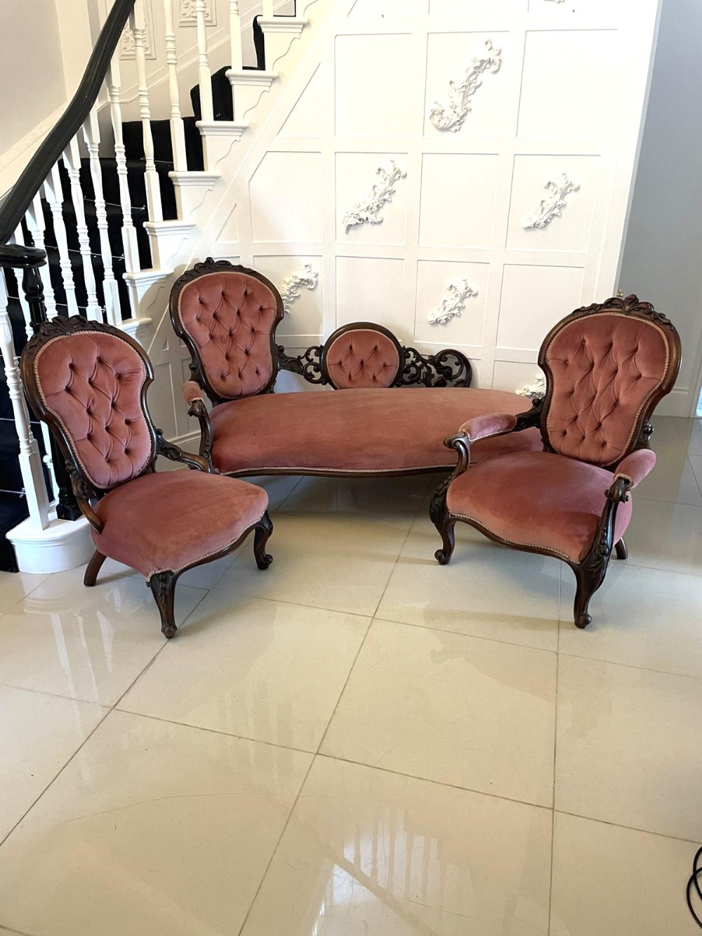 Fantastic Quality Antique Victorian Carved Walnut 3 Piece Suite