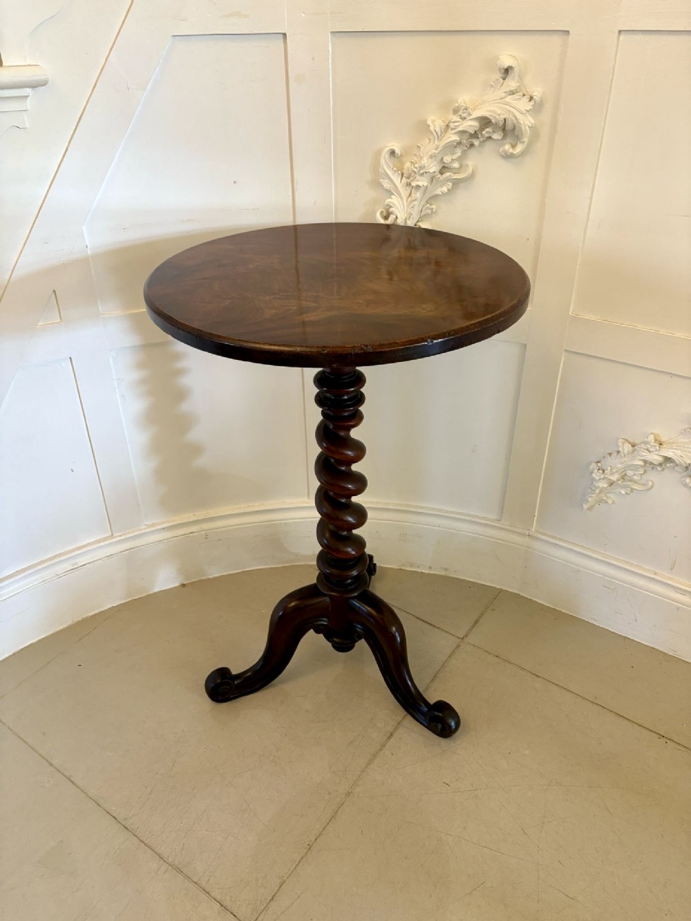 Antique Victorian Quality Figured Mahogany Circular Top Lamp Table